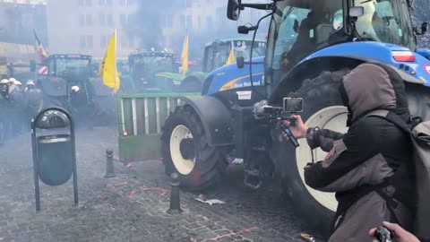 European farmers want to break into EU headquarters.