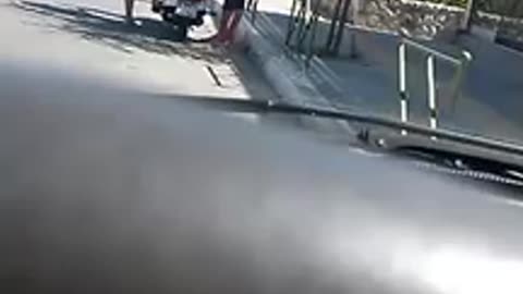 Une blonde tente de démarrer un scooter