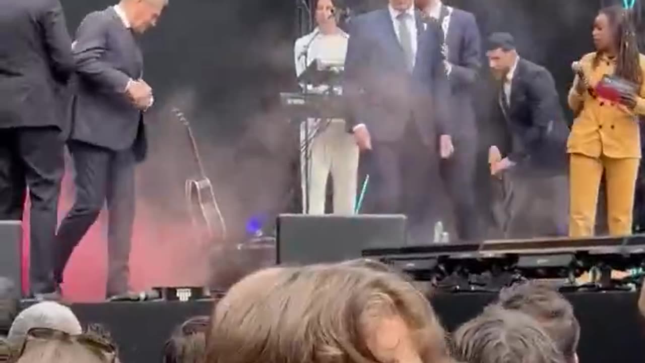 Smoke bomb thrown at Dutch and Polish prime ministers