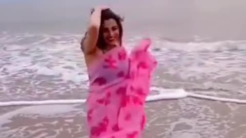 *Samundar ke gajab lehron pe, main apne andaaz mein beh gaya 🌊💃✨*