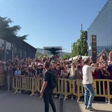 Large number of fans are already waiting outside official Barça Stores to purchase Yamal's 𝟏𝟎 shirt