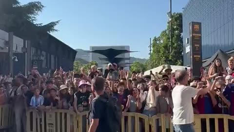 Large number of fans are already waiting outside official Barça Stores to purchase Yamal's 𝟏𝟎 shirt