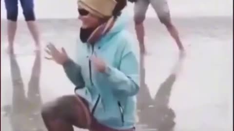 🇬🇧 How to Escape from Quicksand (It could just save a life)