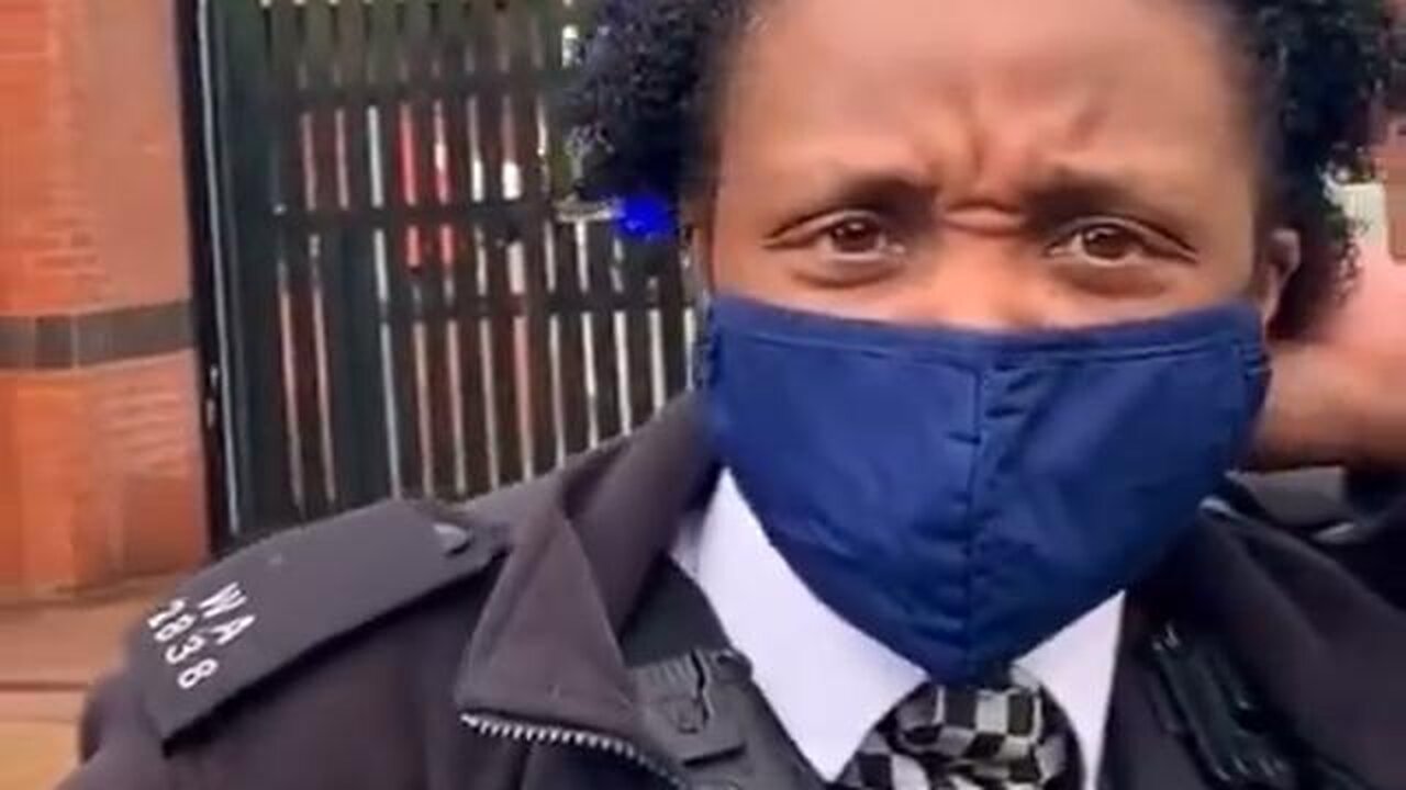 British police want to arrest an Englishman for terrorism because he took photos