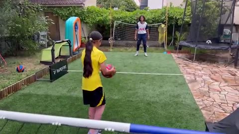 J'AI CONSTRUIT UN VRAI TERRAIN DE FOOTBALL PRO DANS MON JARDIN ! 😍