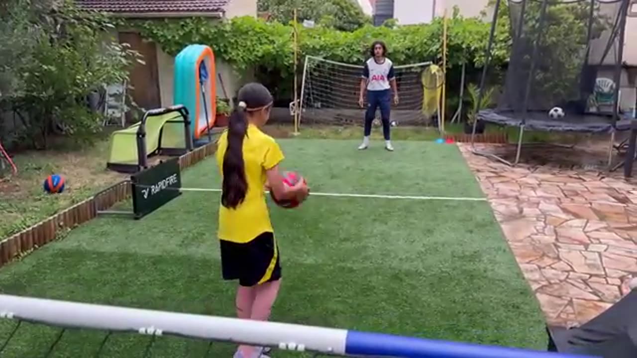 J'AI CONSTRUIT UN VRAI TERRAIN DE FOOTBALL PRO DANS MON JARDIN ! 😍