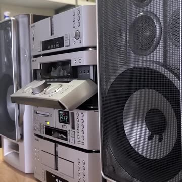 🎶✨ We brought back the atmosphere of the good old days with a classic music player that pulsates