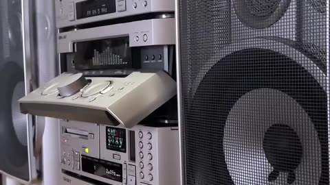 🎶✨ We brought back the atmosphere of the good old days with a classic music player that pulsates