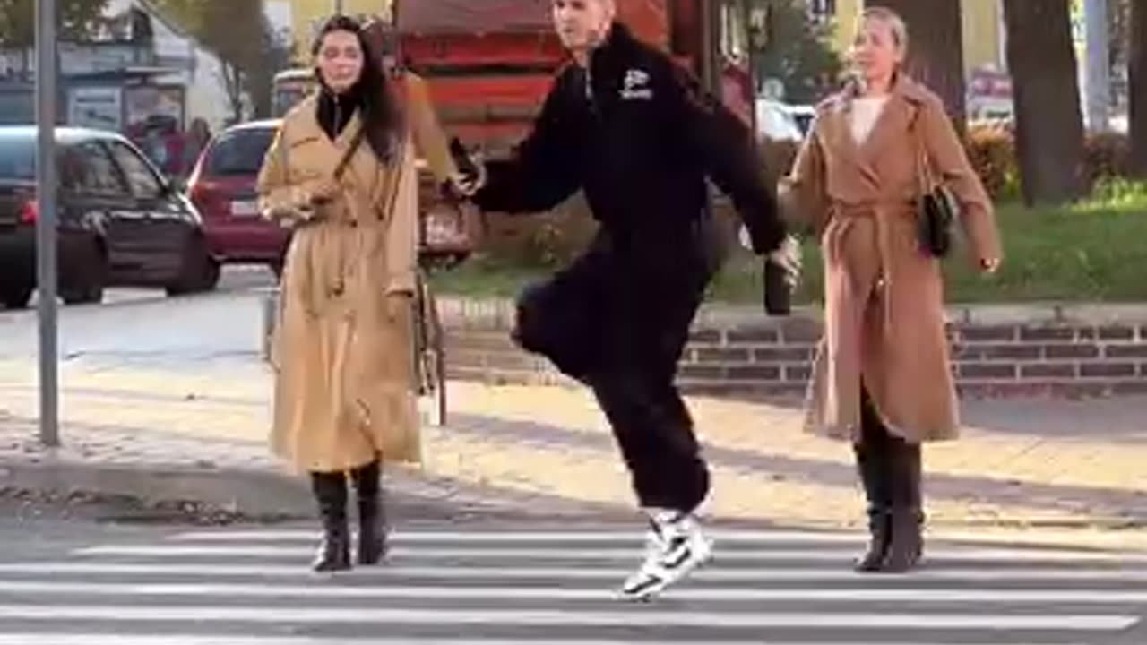 🚦 When the Street Becomes a Stage! 💃🔥