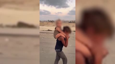 Një fëmijë mes lotësh e zbathur mbi supe motrën e vogël, pamjet dramatike të arratisjes nga Gaza