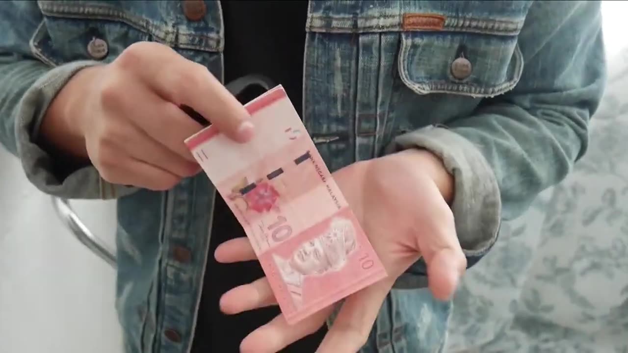 How to do MAGIC TRICKS tutorial CASHLESS by Izzat Dzid 1