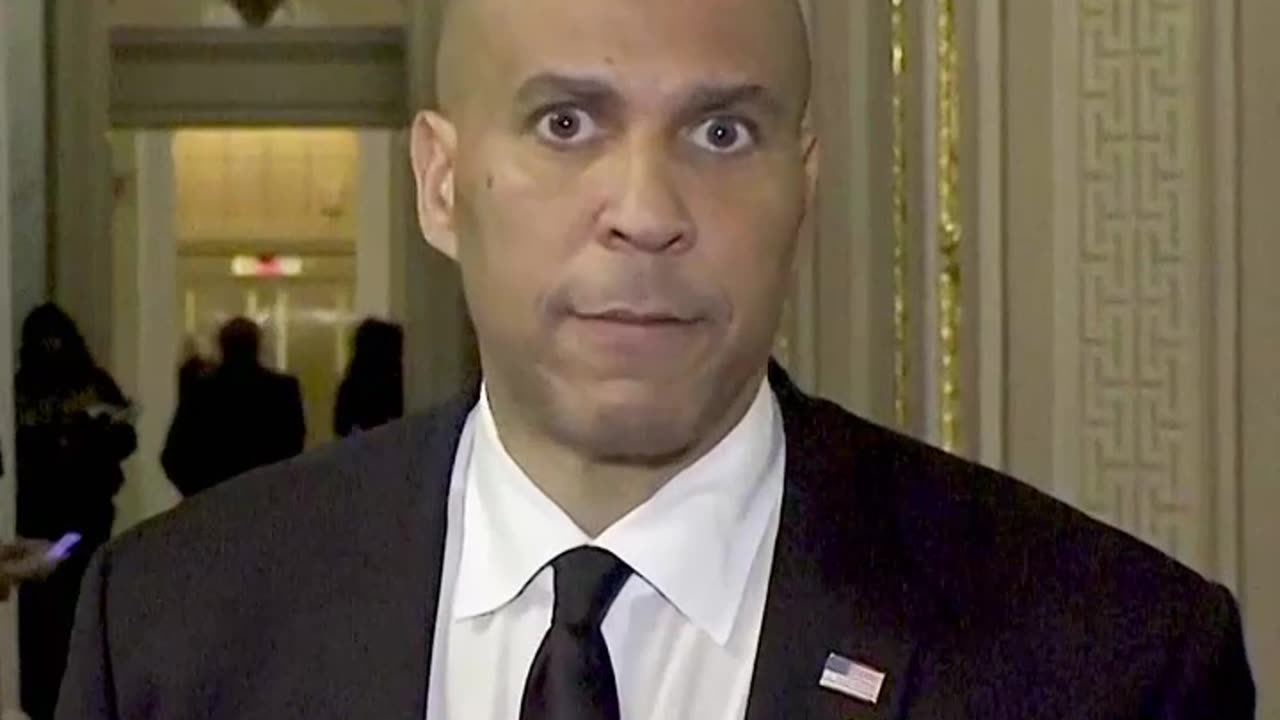 Demócrata concluye un discurso anti-Trump de 25 horas y establece un récord