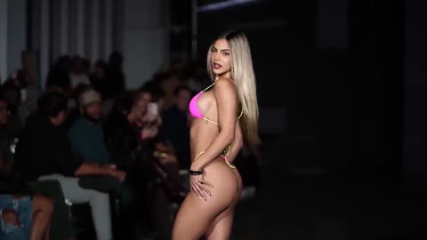 Bold & Beautiful – Hot Fashion Girls Strut the Catwalk