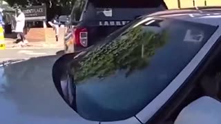 Arrestan a una mujer tras manejar su auto hacia una multitud