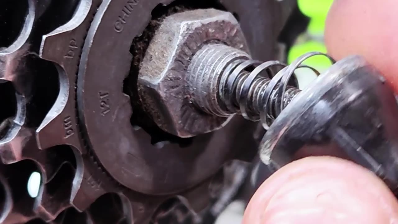 How to clean a bicycle cassette properly