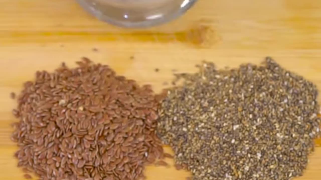 🌱🥤 Boost Your Day with Chia Seeds & Flaxseeds Smoothie! 🌿🥛