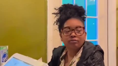 Karen threatens restaurant staff, argues with customers, demands refund