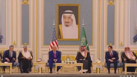 @POTUS và Thái tử Mohammed bin Salman đến bên trong Tòa án Hoàng gia Ả Rập Xê Út.