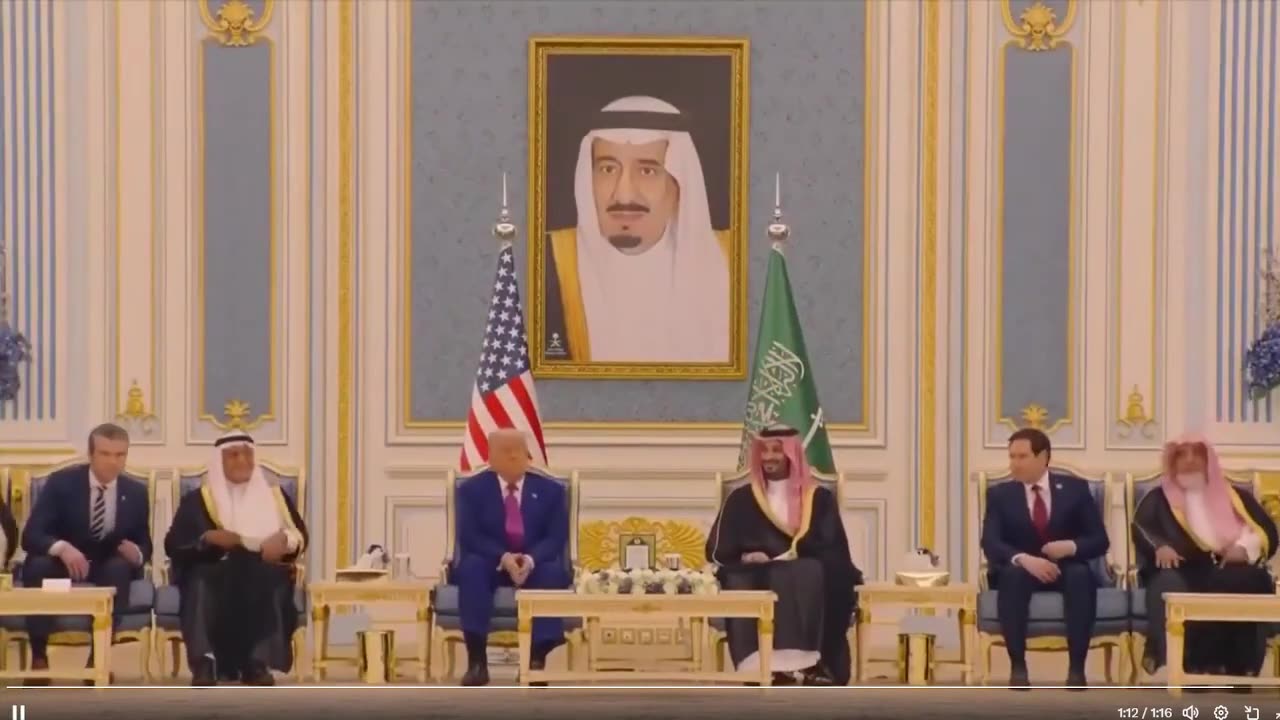 @POTUS và Thái tử Mohammed bin Salman đến bên trong Tòa án Hoàng gia Ả Rập Xê Út.