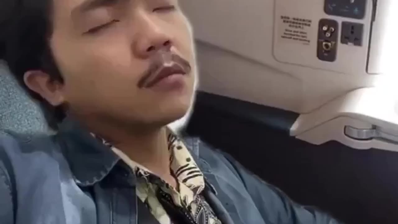 😂😂😂 on a plane ?? #funny #viral