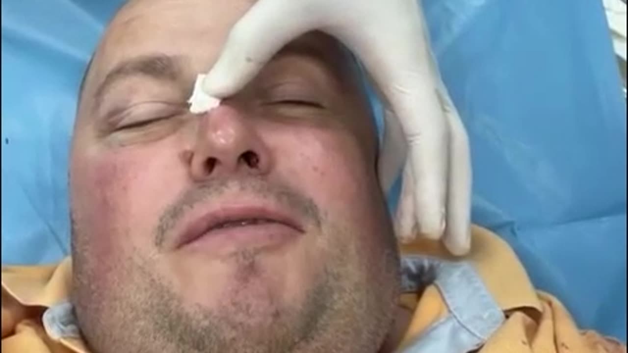 “Pse bëni zhurmë në lokal? Dhunohet personazhi i njohur në rrjetet sociale dhe babai i tij