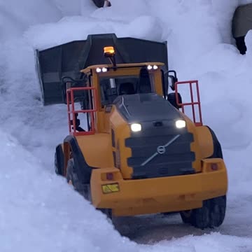 RC FRONT END LOADER DOES THE DRIVEWAY