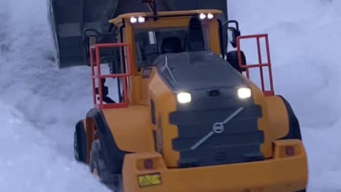 RC FRONT END LOADER DOES THE DRIVEWAY