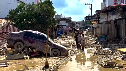 Indonesian families mourn loved ones as flood deaths pass 900
			