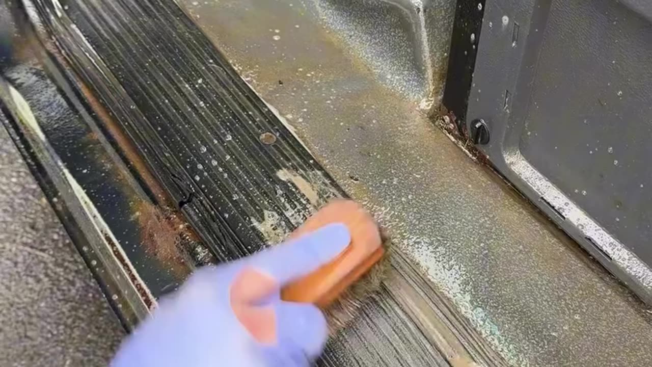 Quick deep clean for this utility vehicle 🦠. We're gonna restore its original color 😍
