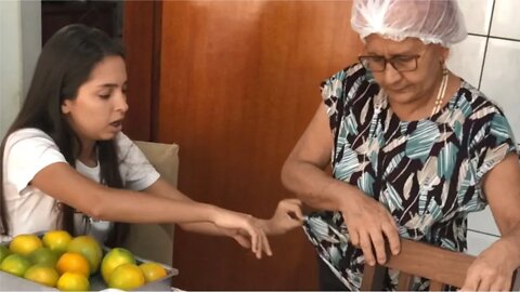 Ela tirou dinheiro de sua mãe, até receber o que merecia.