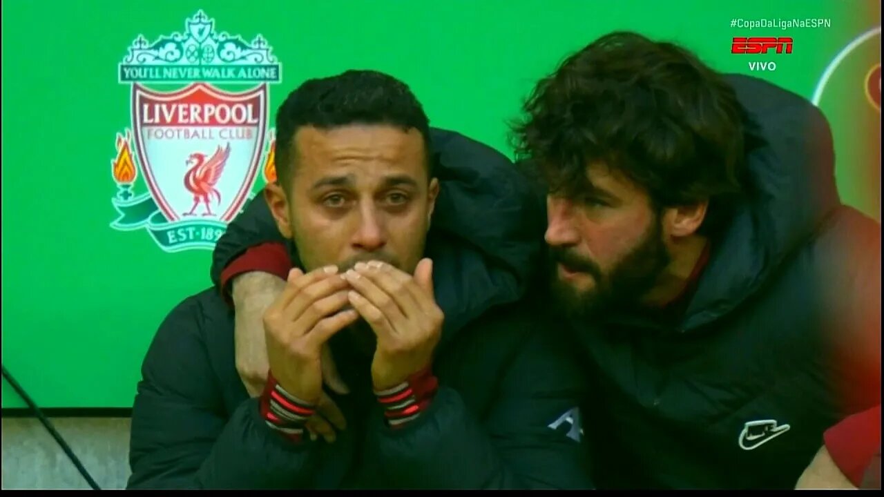 Thiago Alcântara chora e fica fora da final da Copa da Liga Inglesa