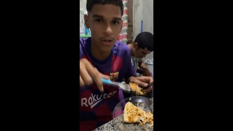 Luva de Pedreiro comendo pizza pela primeira vez na vida