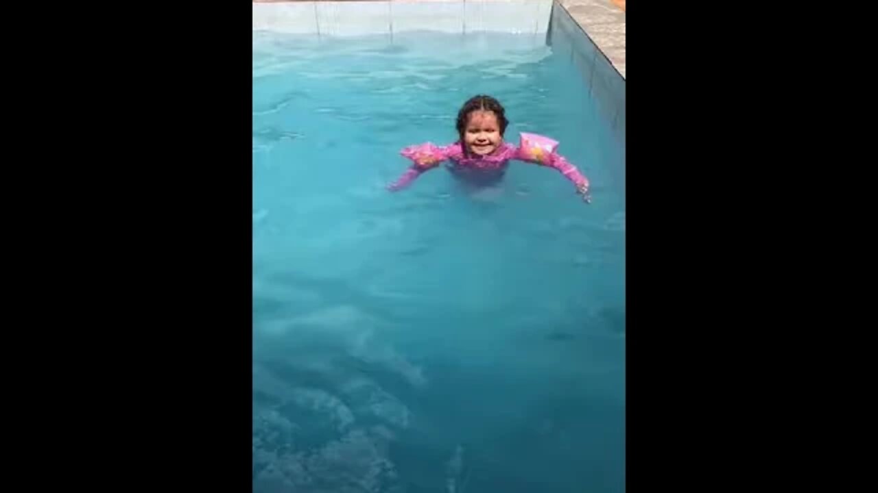 BRINCANDO [ CRIANÇA ] COM MINHA CAUDA DE SEREIA NA PISCINA !!! NADEI SOZINHA NA PISCINA MUIT #shorts