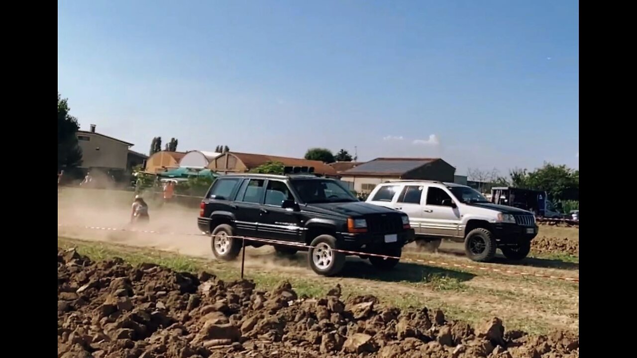 V8 Grand Cherokees ZJ & WJ drag racing on dirt!
