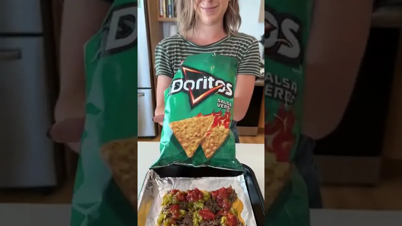 girl makes nachos into sliders