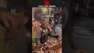 que maldade fizeram com o garotinho 😂😂