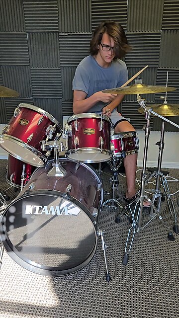 Building up speed on the drums fr