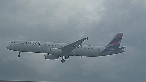 Airbus A321 PT-MXH and Airbus A320NEO PR-YSC coming from Guarulhos and Campinas,respectively