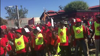Protesters at Saftu march mock President Ramaphosa (AP4)