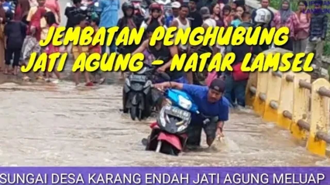 SUNGAI MELUAP JEMBATAN DESA KARANG ENDAH JATI AGUNG SULIT DILEWATI