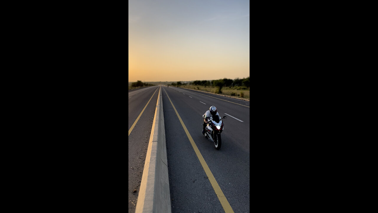 Gsxr 1000 vs turbo Yamaha R6 rolling race🔥