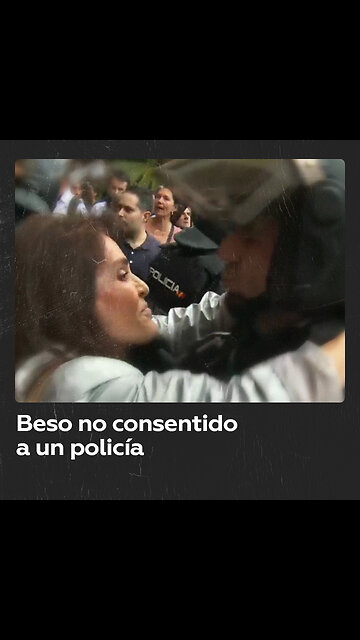 Manifestante besa a policía sin su consentimiento