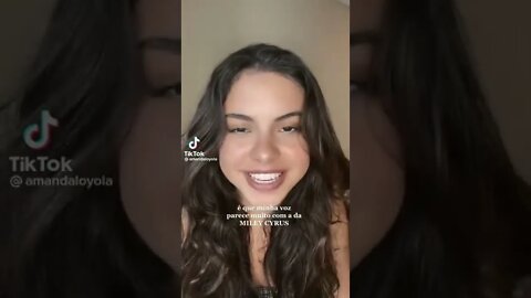 Menina com voz muita parecida da Miley Cyrus