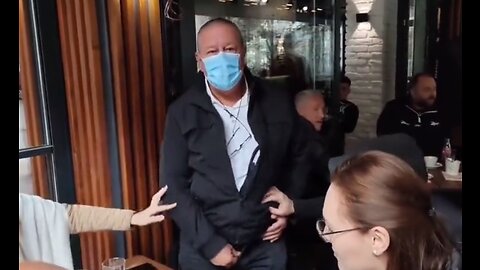 Срђан Жунић и Петар Ђурић су одбранили породицу од избацивања-вучићев батинаш насрће на њих