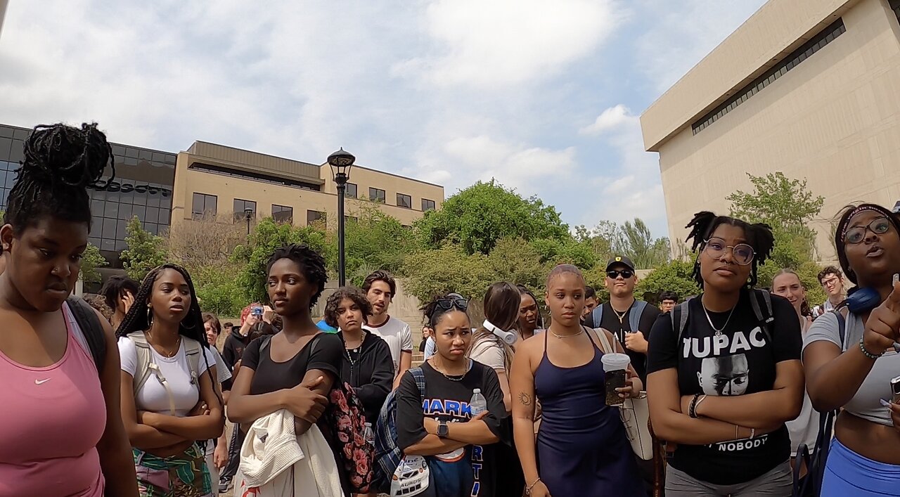 Texas State University: Loud Mouthed Jezebel Screams In My Face & Helps Me Draw a Massive Crowd