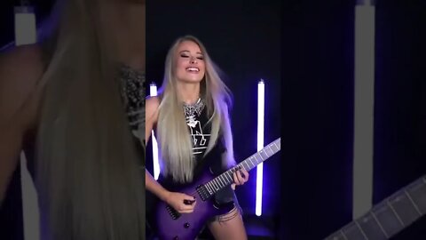 loira perfeita tocando guitarra