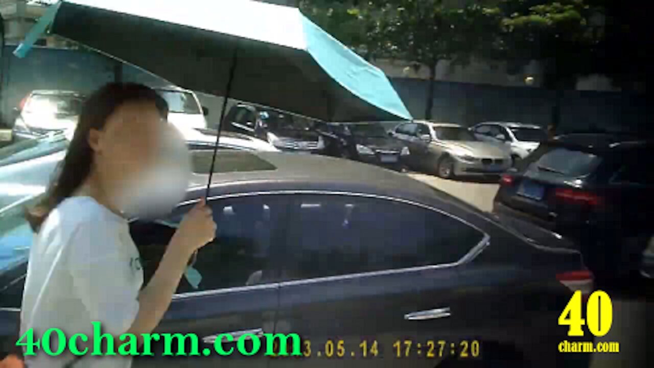 跑步和穿過那些地方，但一個帶雨傘的女孩無視我或隨波逐流，因為這會引起懷疑