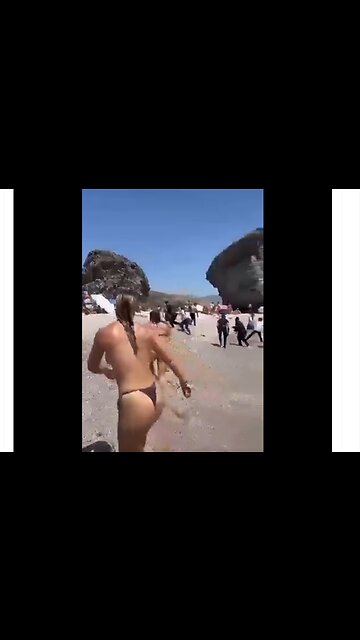 Nackte Frauen begrüßen illegale Migranten in Spanien