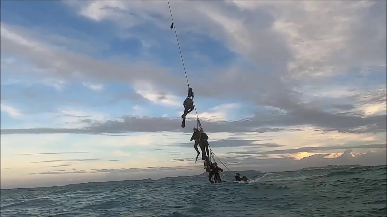 Recon Marines Conduct Dry and Wet SPIE Rigging