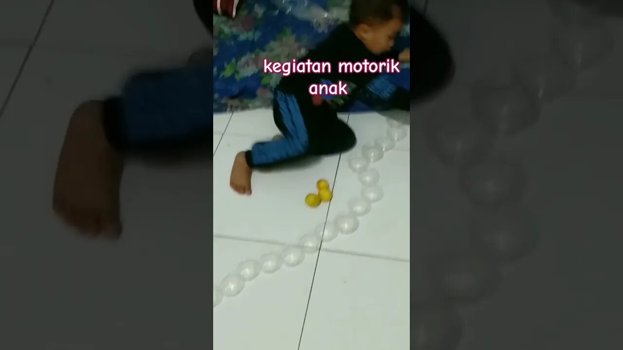 KK iban sedang jajarin wadah ager kecil ,kreatif banget 😁 #motorikhalus #anaklucu #anaksehat #fypシ